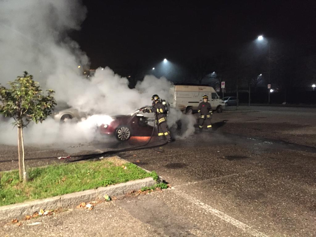 Auto a fuoco nella notte a Bollate
