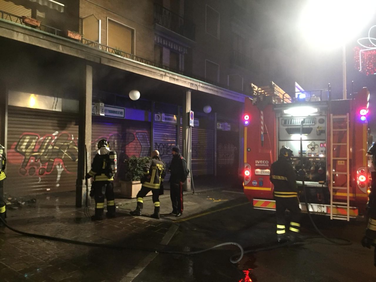 Fiamme davanti ad un ferramenta a Bollate FOTO