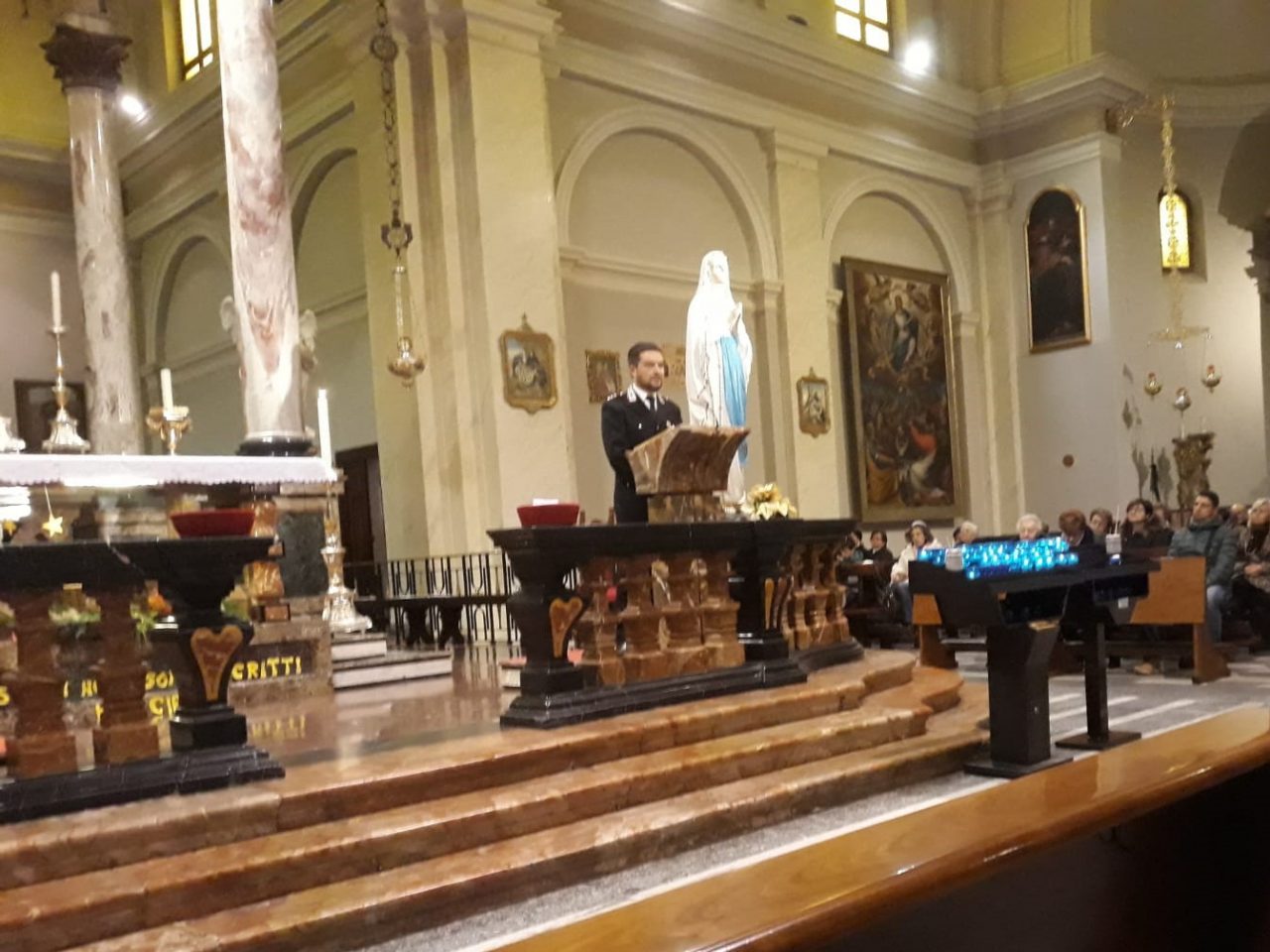 Il capitano sale sul pulpito e spiega come evitare le truffe