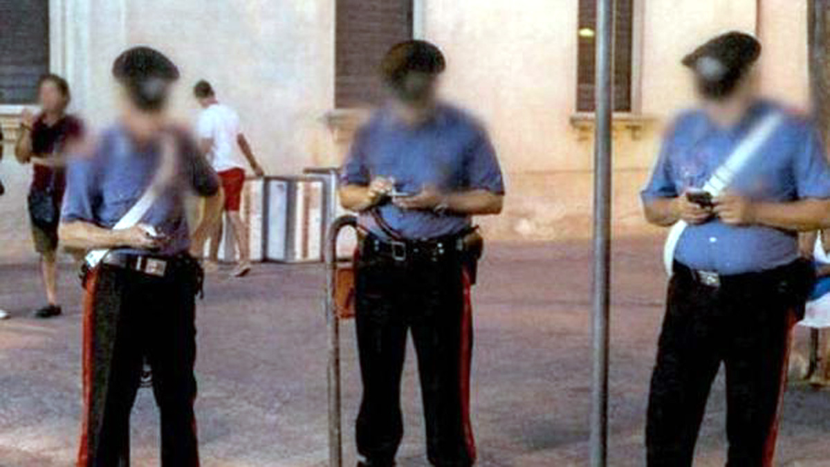 Giro di vite per chat e app sul lavoro… anche per i Carabinieri