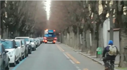Camion in contromano in via De Amicis a Rho