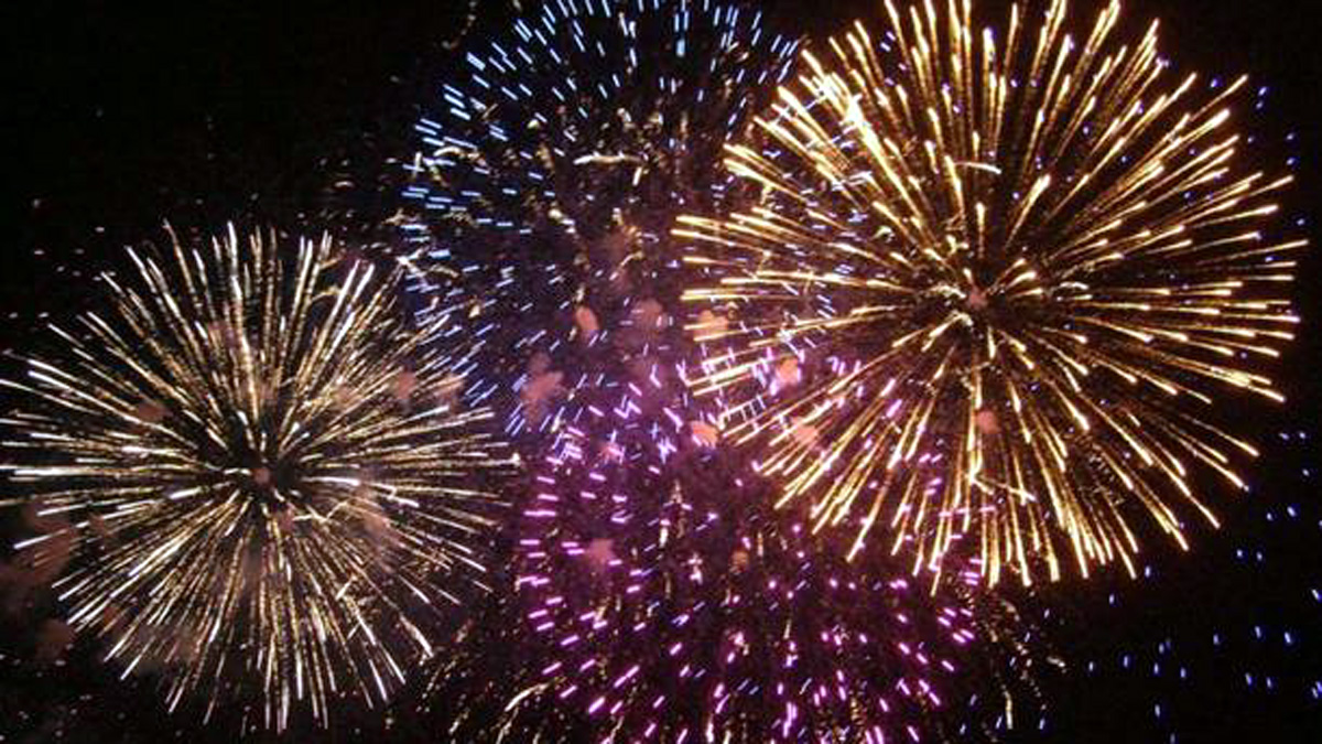 Fuochi d’artificio di notte, tre multati