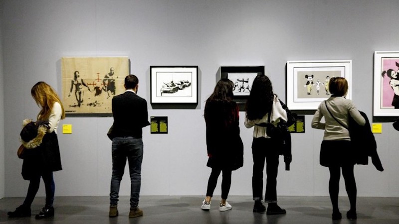 Tentato furto opera di Banksy sostituendola con un falso