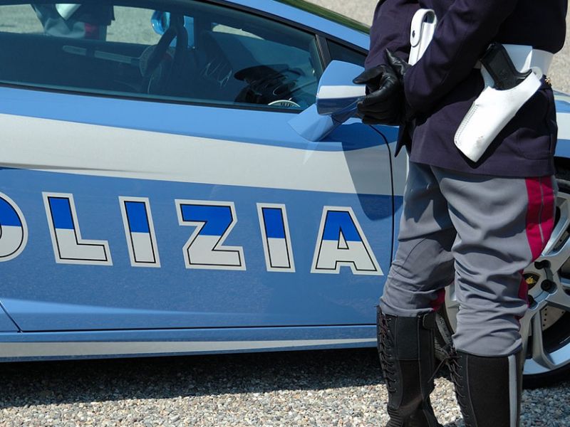 Non si ferma all’alt e si da alla fuga a bordo di auto rubata, arrestato