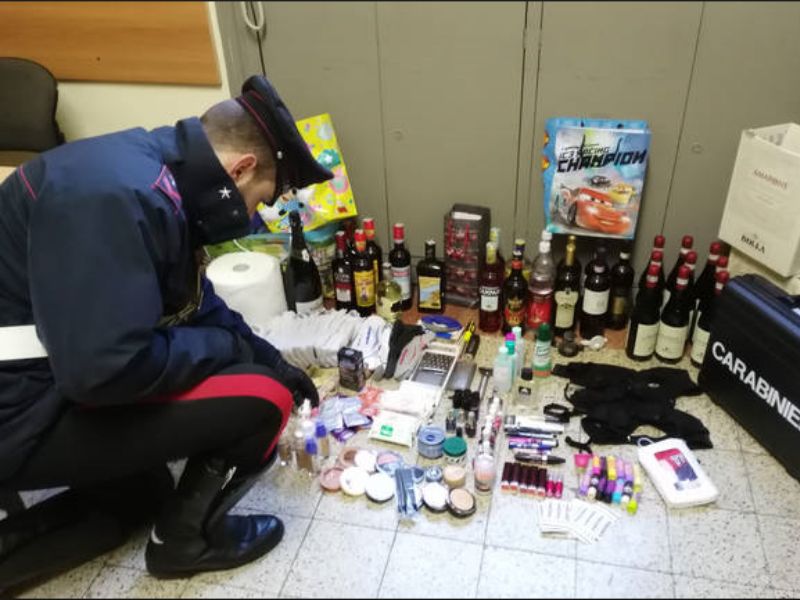 Shopping natalizio all’Esselunga senza pagare: denunciata 20enne