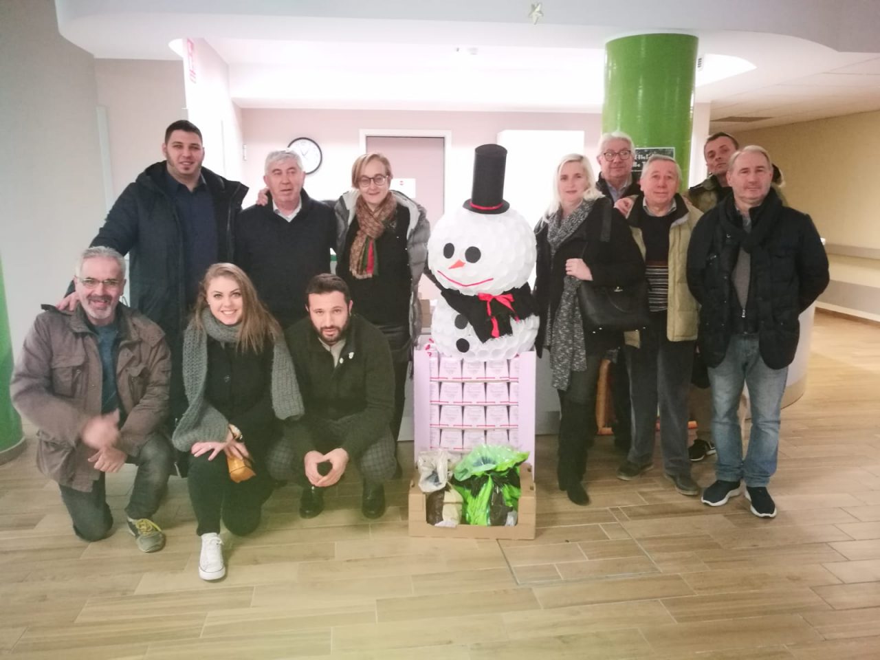 Lega come Babbo Natale: porta i panettoni in rsa