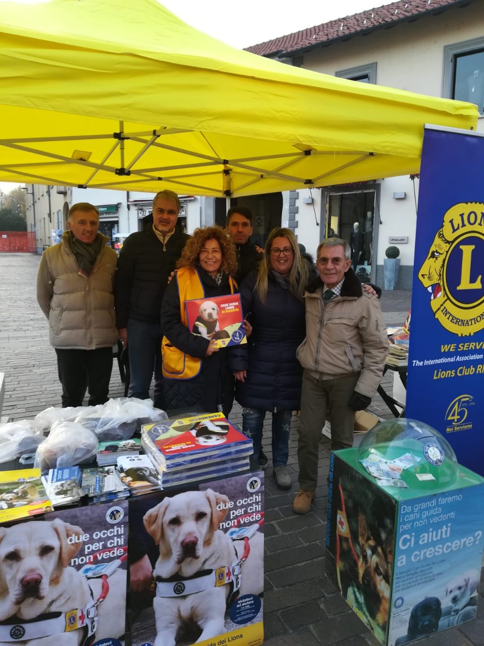 Lions Club Host Rho in piazza per raccogliere fondi per i cani guida