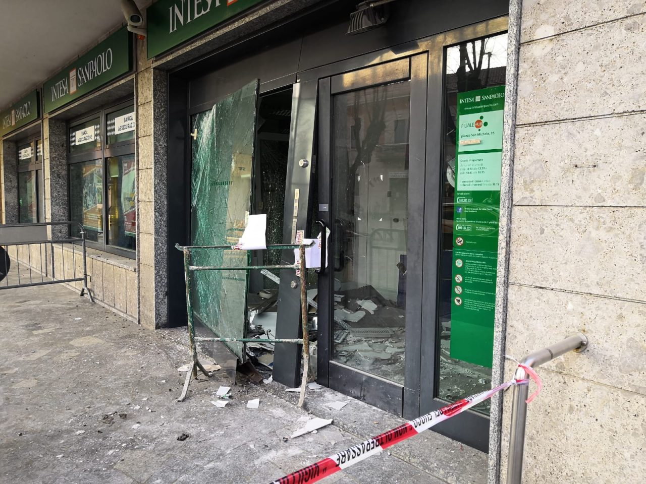 Spaccata in banca, sfondano le vetrine e fanno esplodere il bancomat