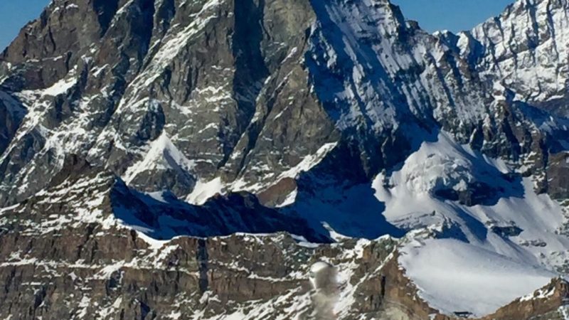 Ladro sulle piste da sci: sciatore si ferma al bar e quando esce non trova più i suoi sci