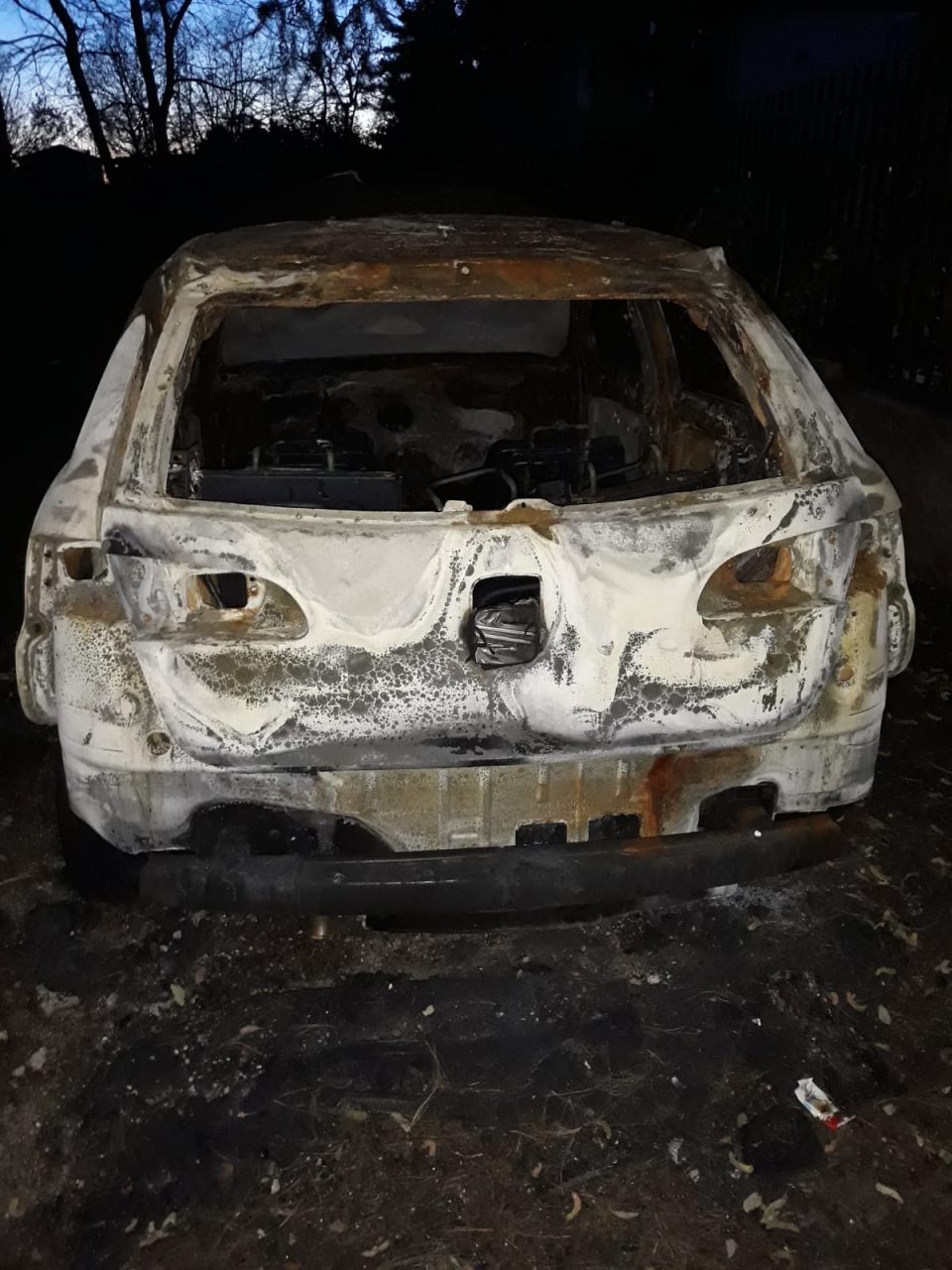 Auto in fiamme nella notte a Nerviano FOTO
