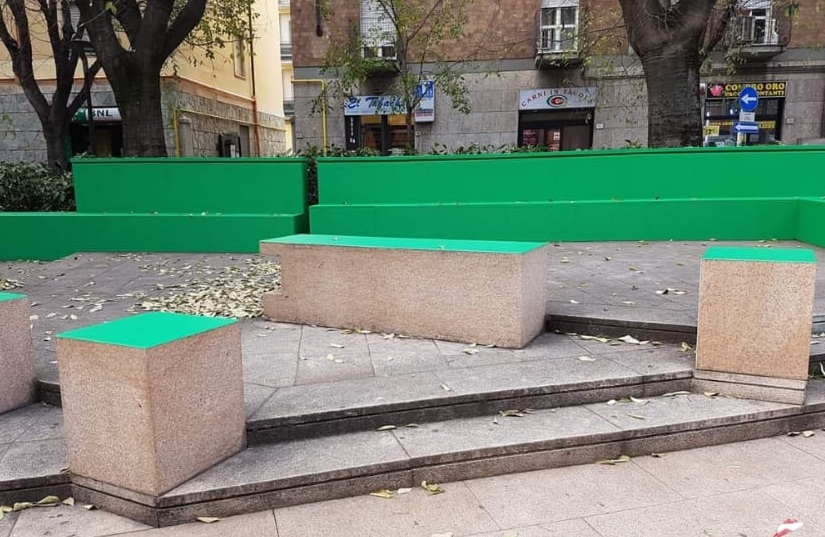 Rho: le panchine diventano verdi, alcuni rhodensi rossi dalla rabbia