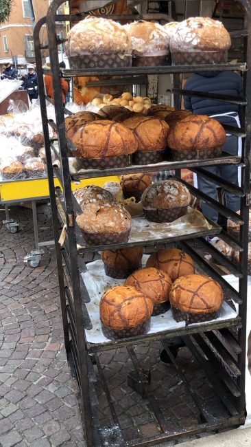 Panettoni privi di etichette sequestrati dalla Polizia