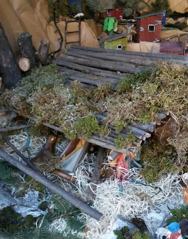 I soliti idioti distruggono la capanna del presepe