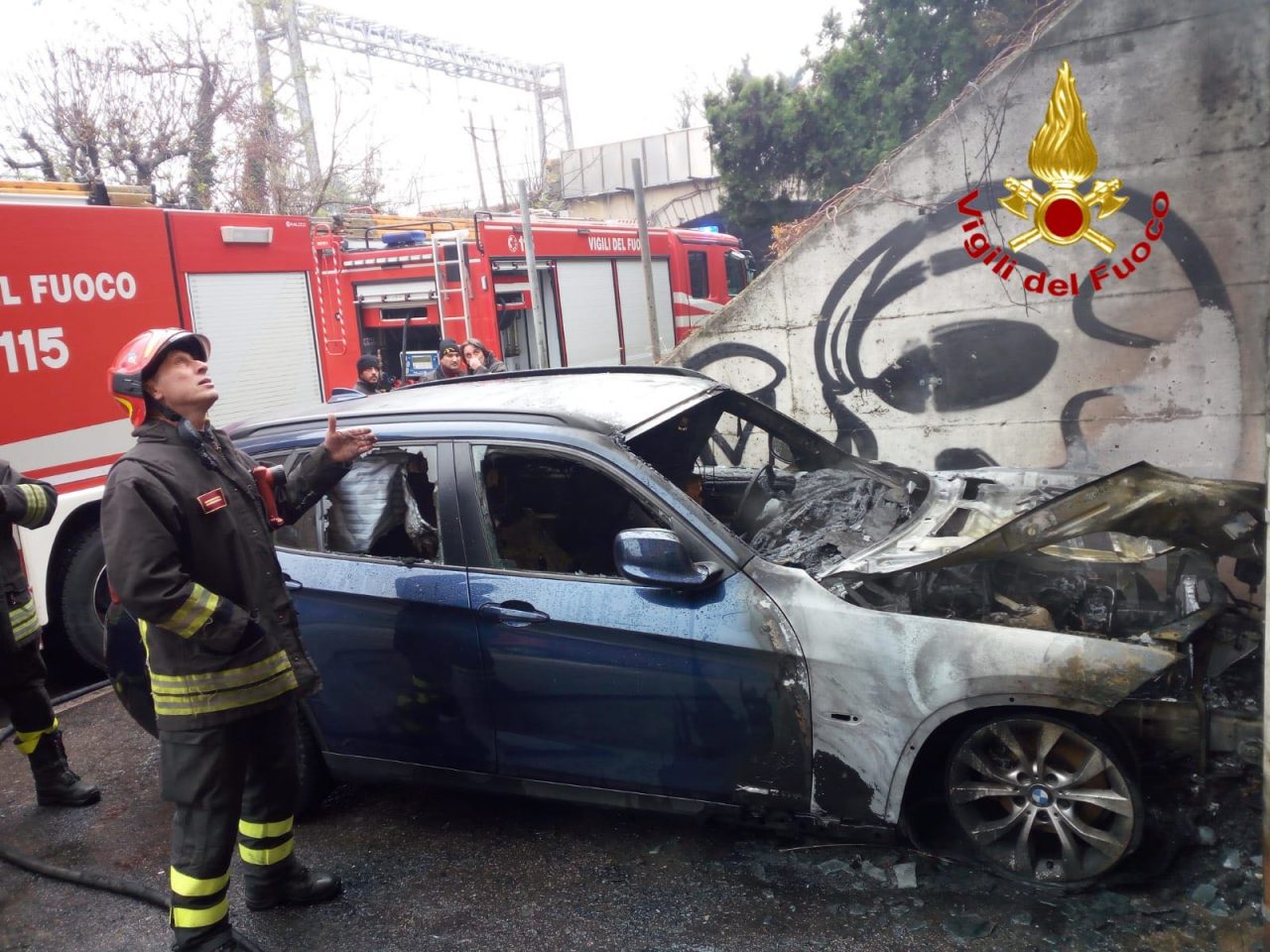 Auto a fuoco a Rho, le fiamme raggiungono un magazzino FOTO