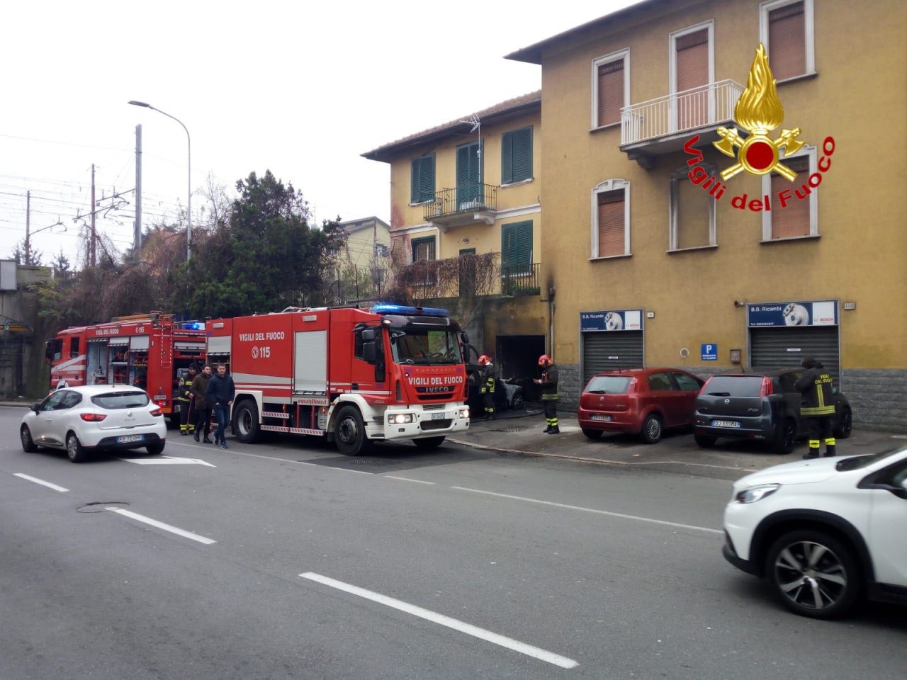 Auto a fuoco, le fiamme raggiungono un magazzino
