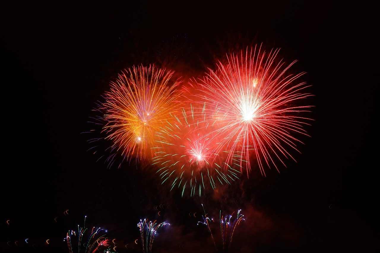 Fuochi d’artificio a mezzanotte davanti al Comune: 500 euro di multa