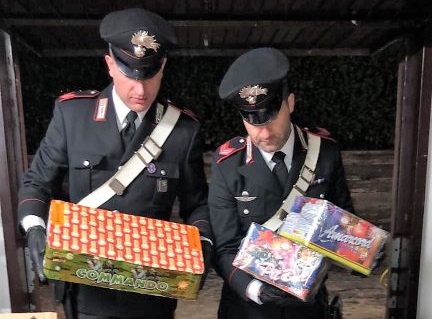 Sequestro fuochi d’artificio: ne aveva 250 kg nel box FOTO