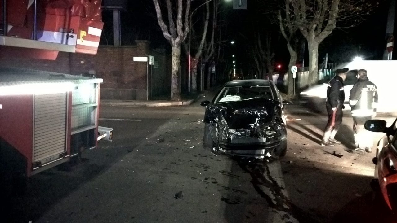 Autopompa contro auto: sei feriti, uno è grave