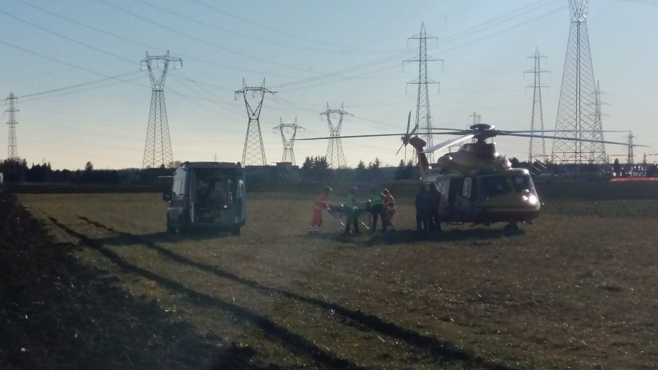 Ciclista si schianta contro un’auto e sfonda il lunotto: elisoccorso a Turate