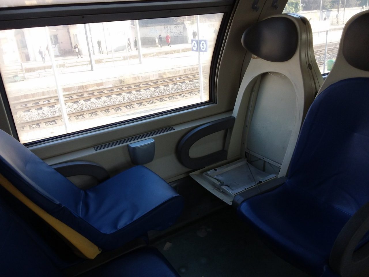 Treno sfasciato dai vandali, corse soppresse FOTO