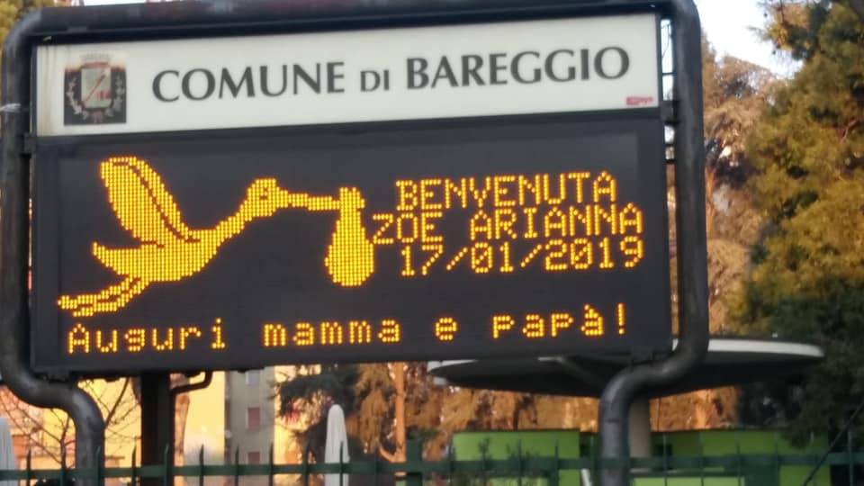 Il Comune fa gli auguri ai neonati sui pannelli luminosi