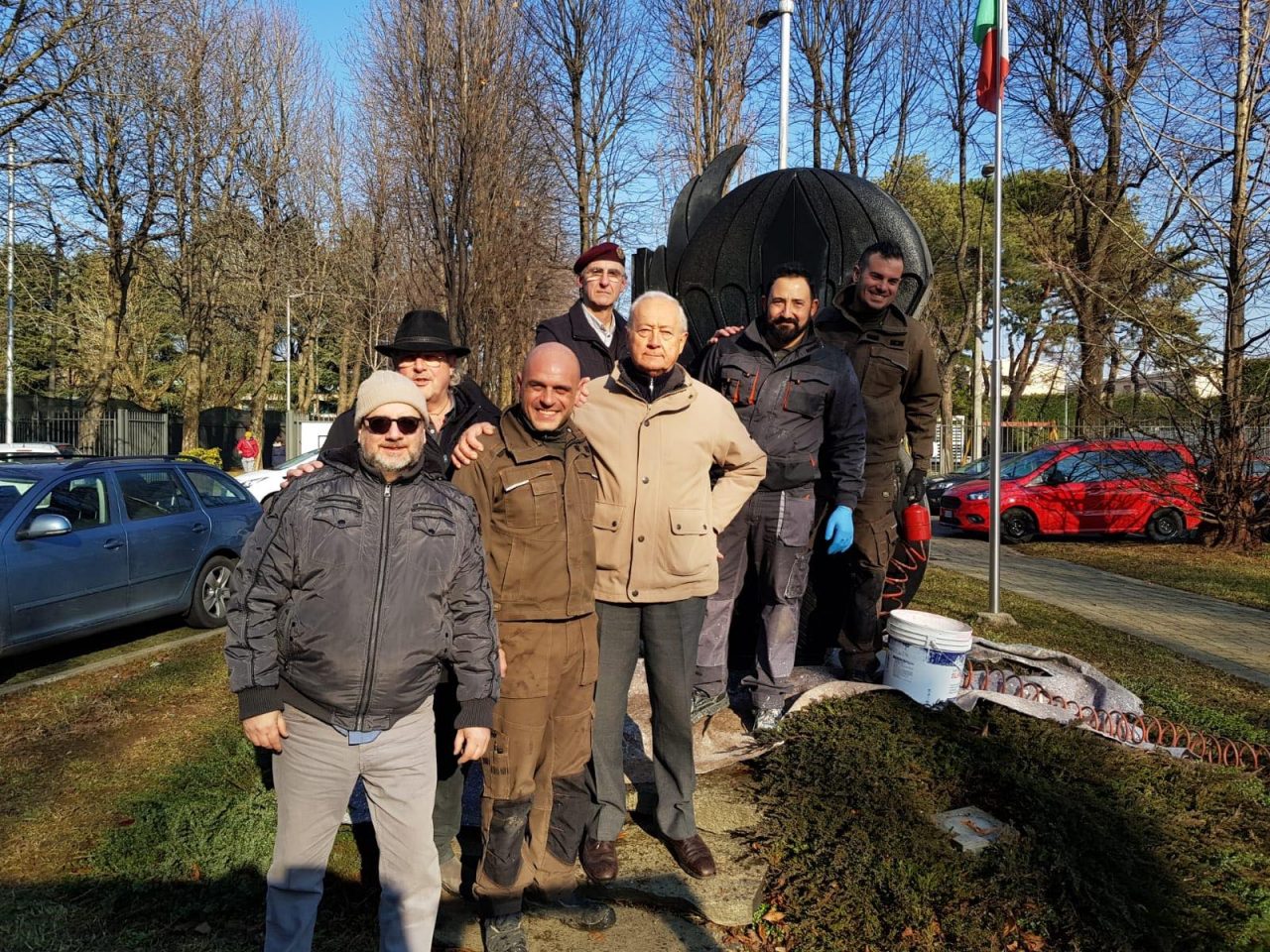 Imbrattato il monumento ai paracadutisti a Saronno: ripulito FOTO