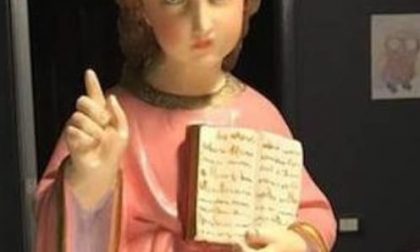 Operaio ruba la statua di Gesù bambino: beccato dalla Polizia locale