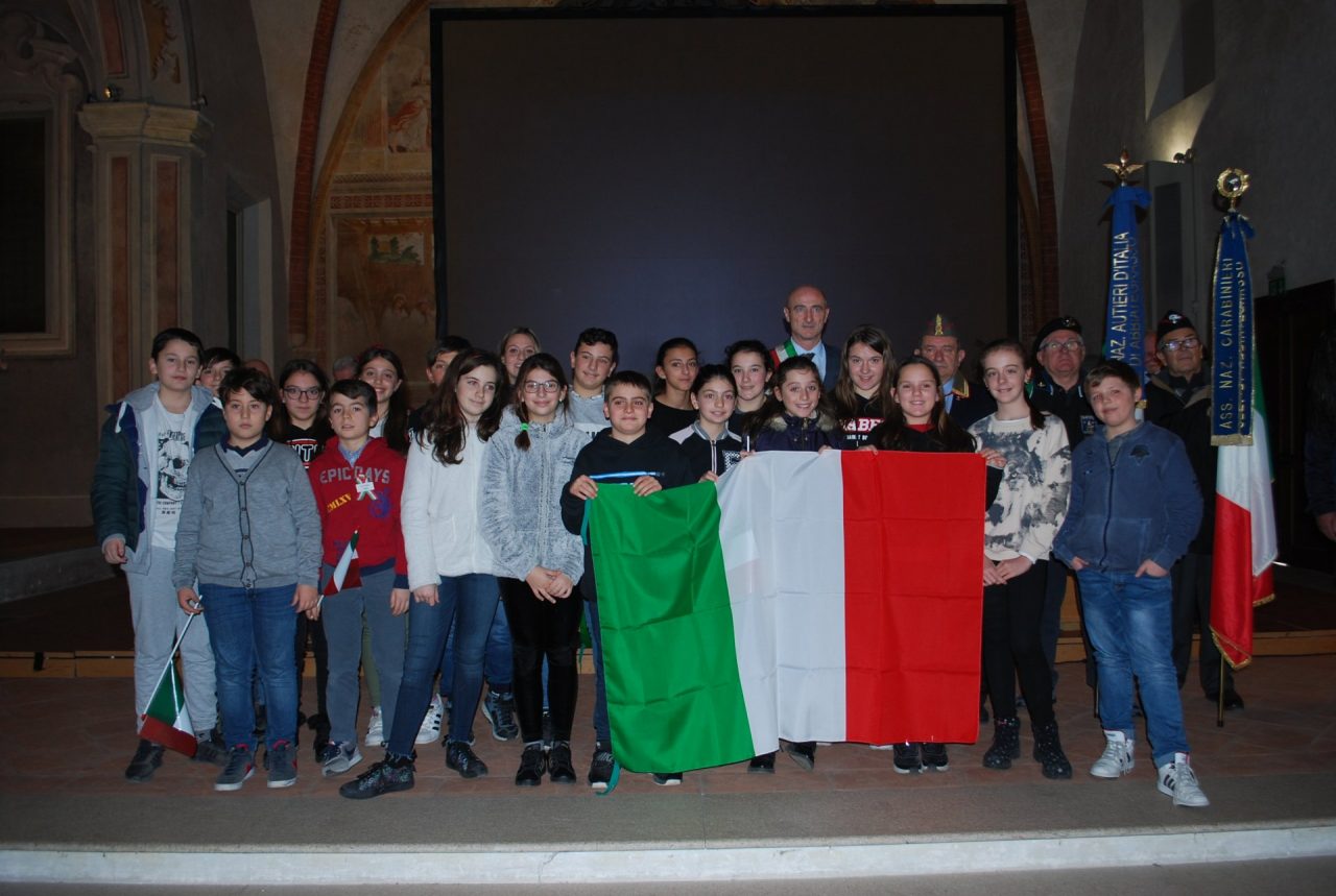 Il tricolore alle scuole per l’anniversario della bandiera