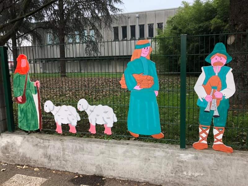 Rubate le sagome del presepe davanti alle scuole