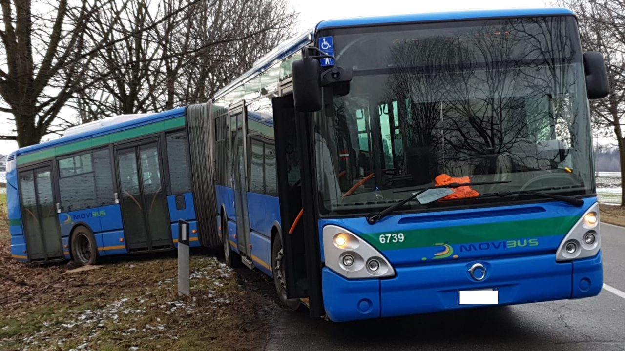 Inveruno, pullman fuori strada