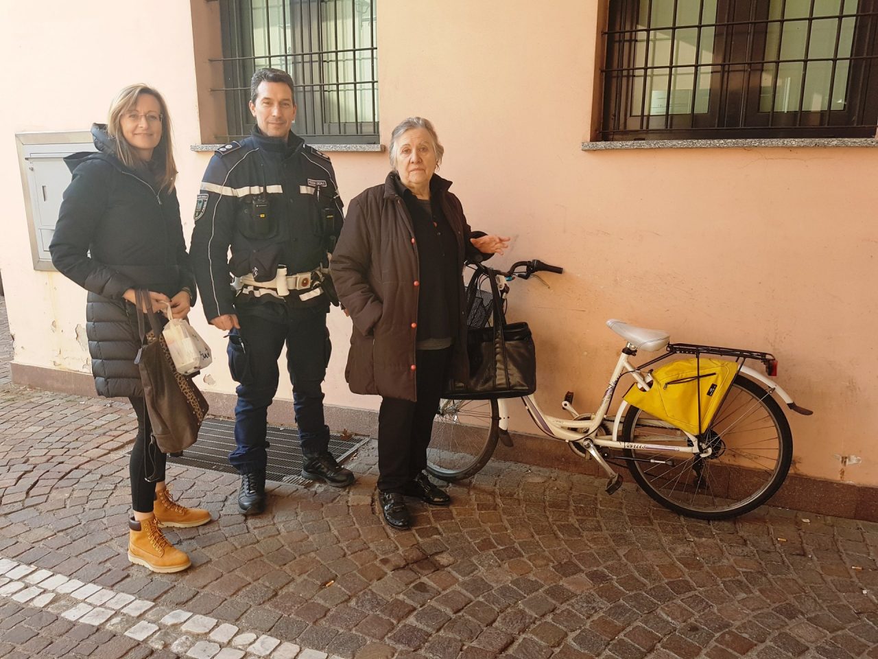 Ruba bici a un’anziana, la Polizia locale becca la ladra
