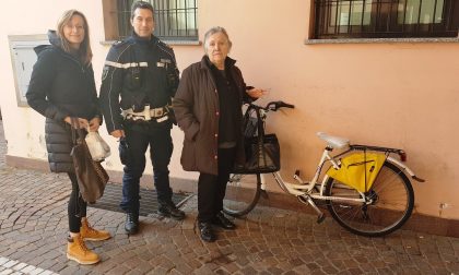 Ruba bici a un'anziana, la Polizia locale becca la ladra