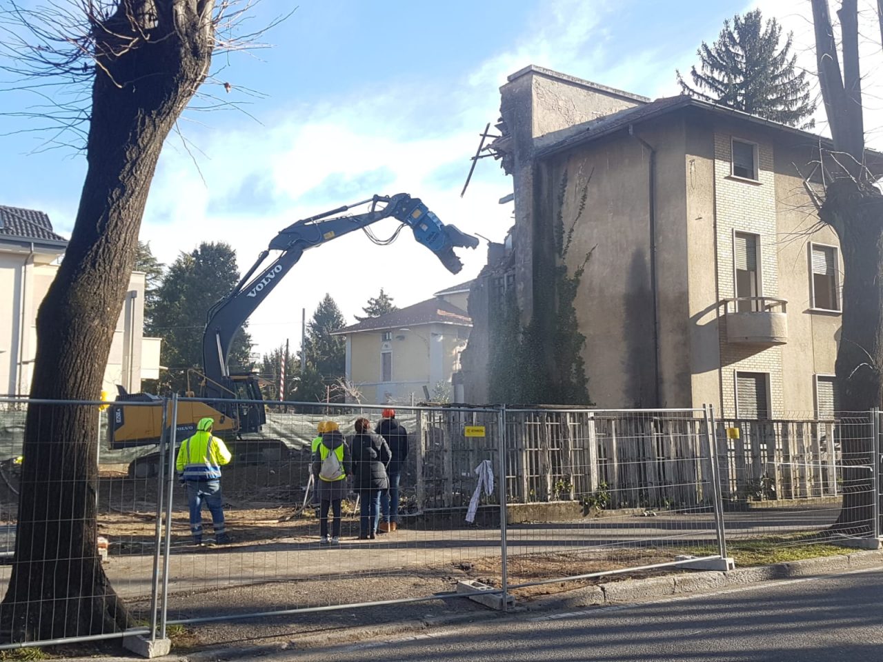 Rotonda via Crestani a Tradate, sabato ultimo passaggio