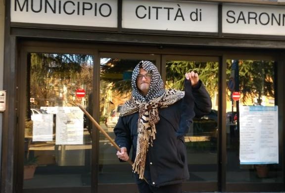 La Befana-Silighini porta il carbone al sindaco Fagioli