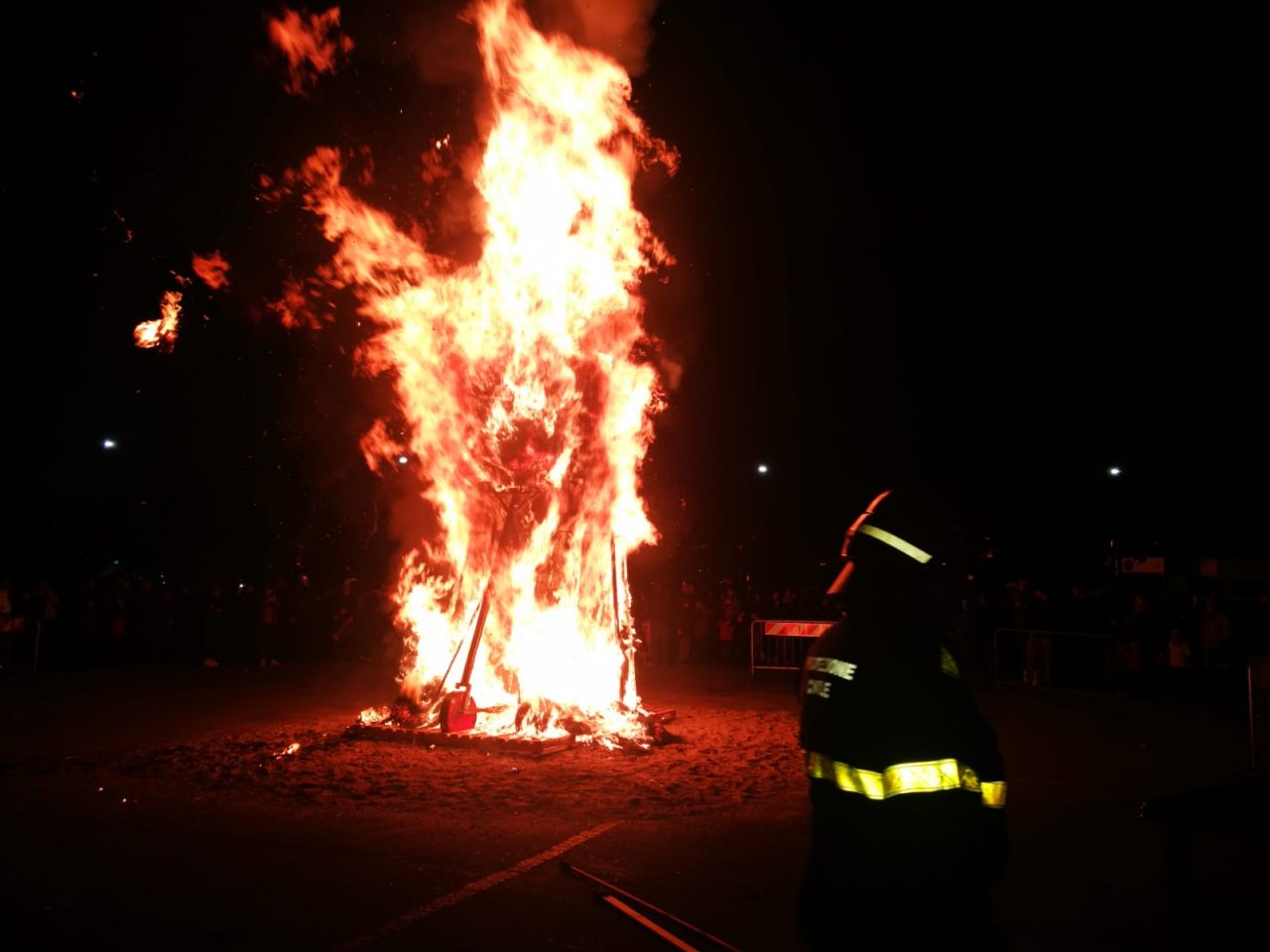 Brucia la Befana a Tradate in piazza Mercato FOTO
