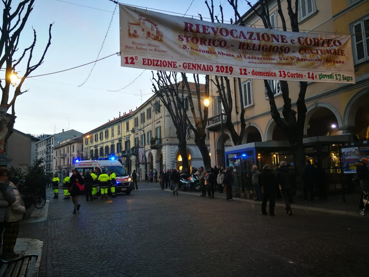 Cavalli imbizzarriti al corteo di Saronno: grave un 30enne