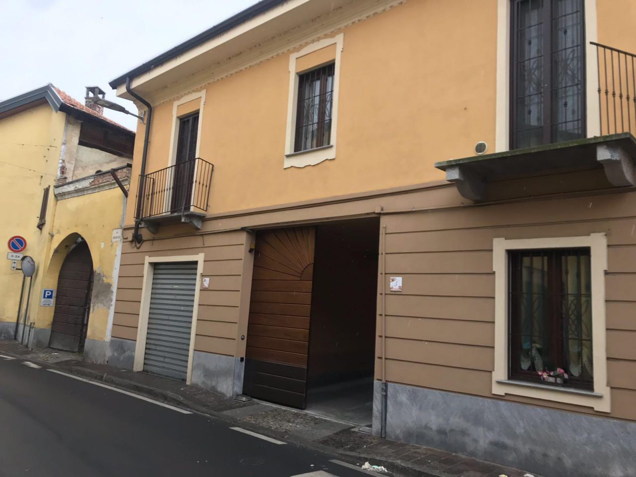 Camion demolisce due balconi FOTO