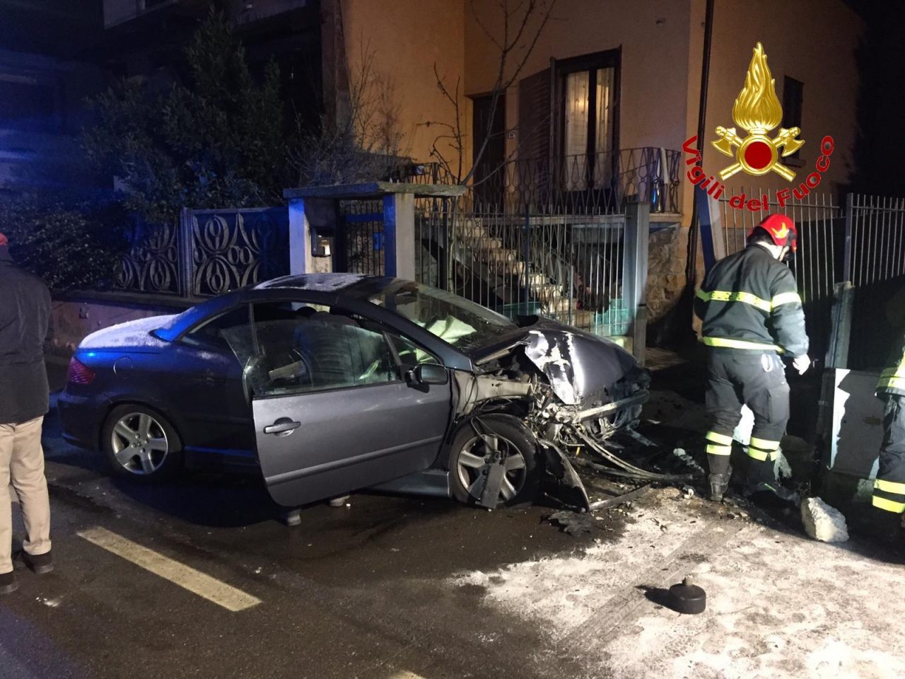 Auto contro cancellata: arrivano anche i pompieri
