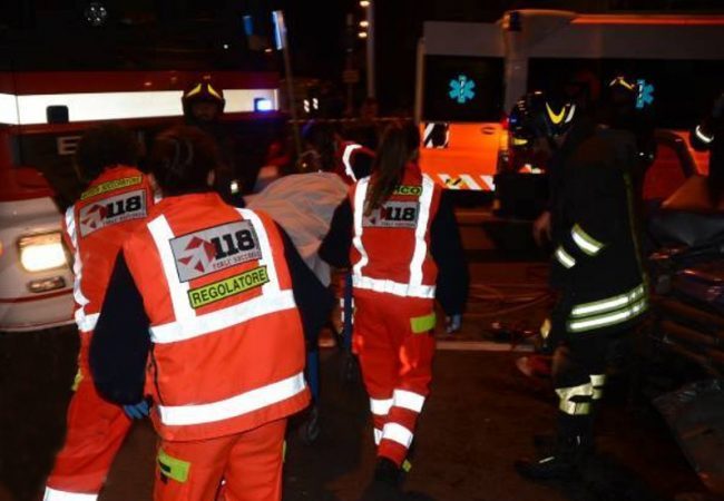 Grave incidente in autostrada: sette giovani coinvolti