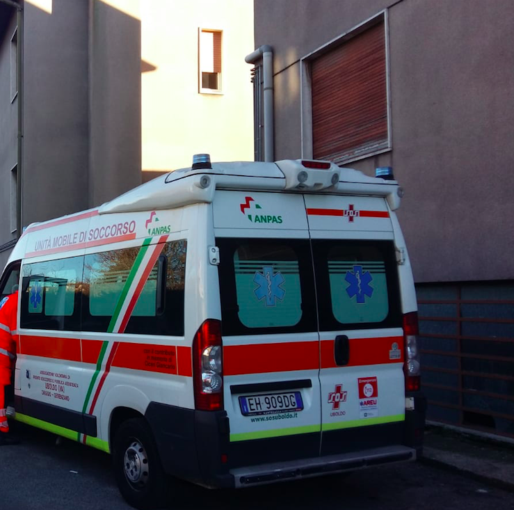 Cede la ringhiera, giovane di 28 anni precipita e muore