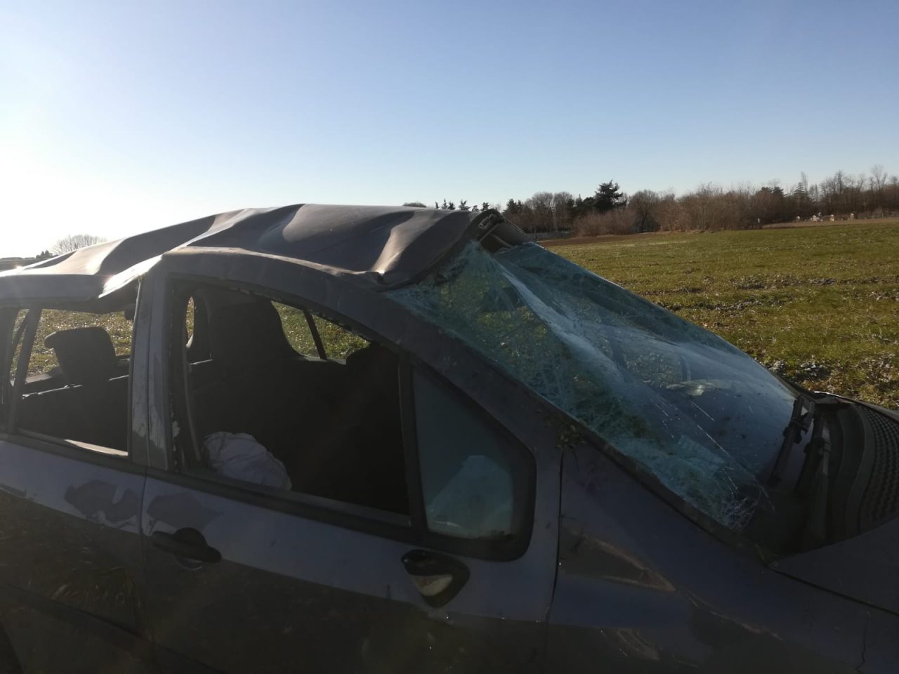 Paura per un’automobilista finita fuori strada