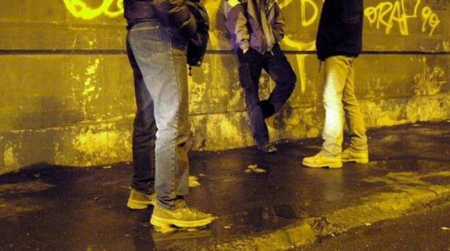 Baby gang cerca di rapinare due fratellini, salvato da un giovane straniero