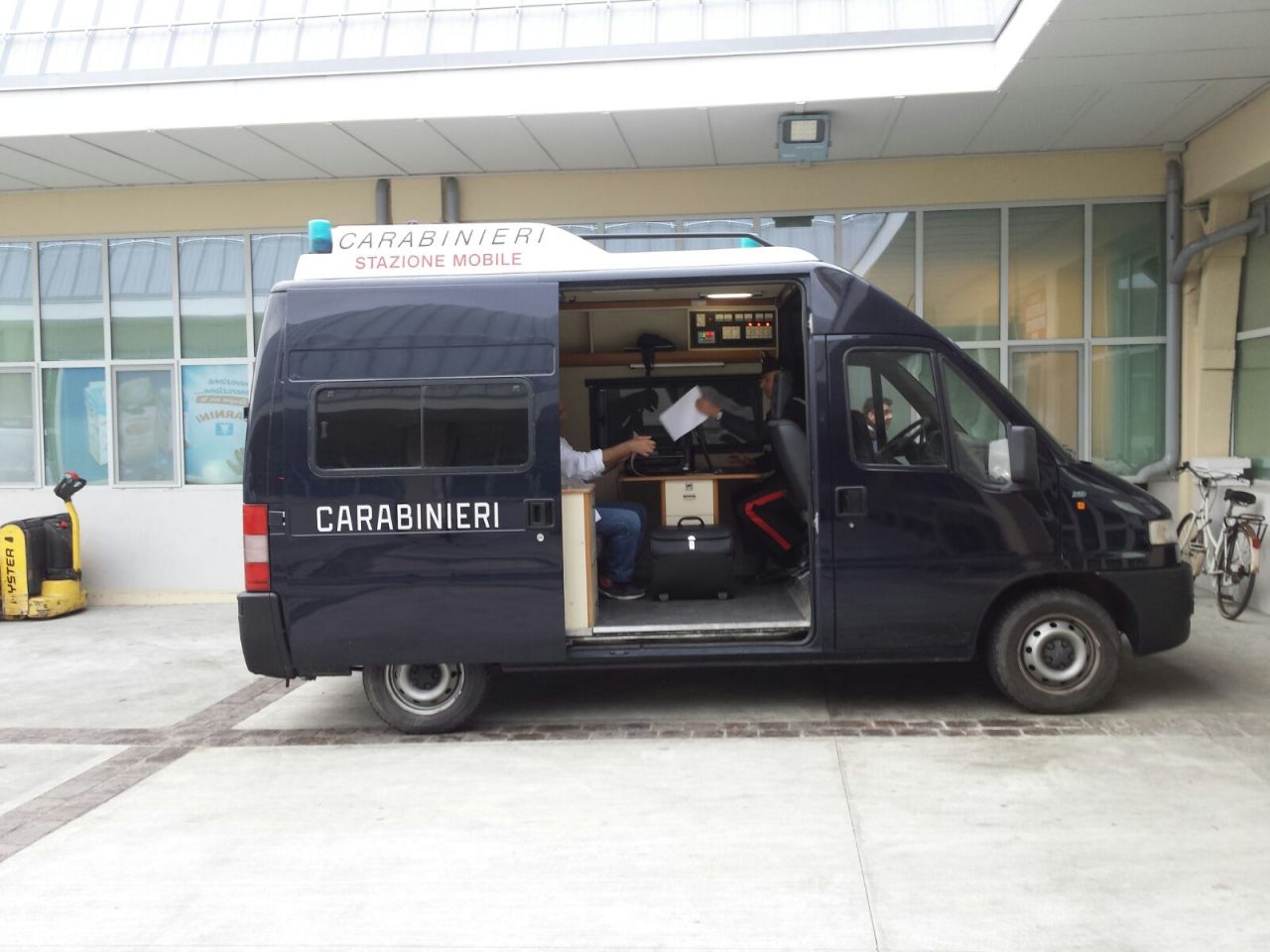 Carabinieri nelle piazze con la Stazione mobile