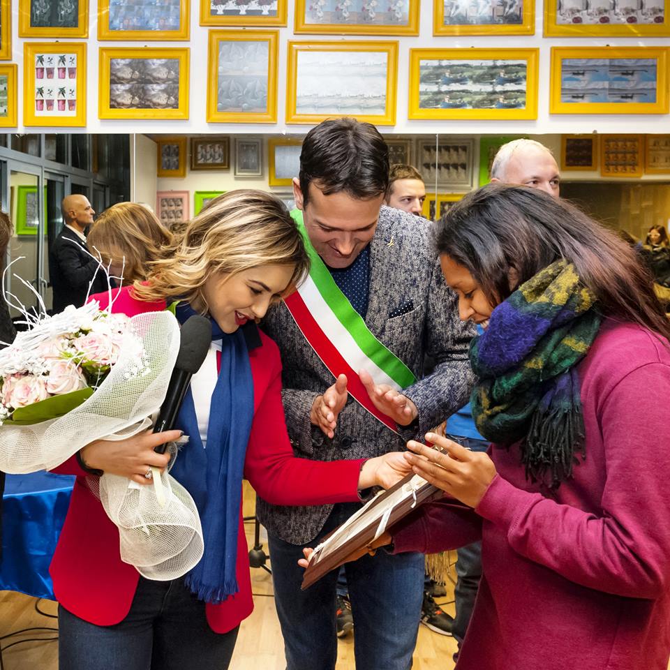 Dopo la cittadinanza onoraria, Ceriano Laghetto dà la tessera della Lega a Rajae Bezzaz di Striscia la Notizia