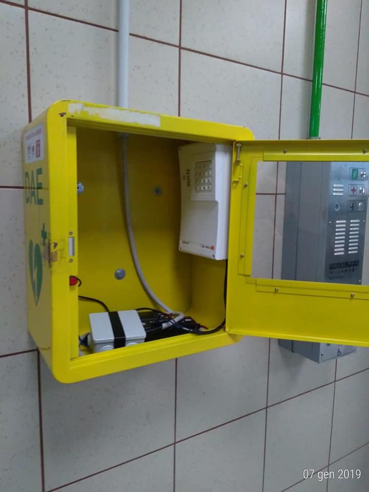 Rubato un defibrillatore in stazione a Cislago
