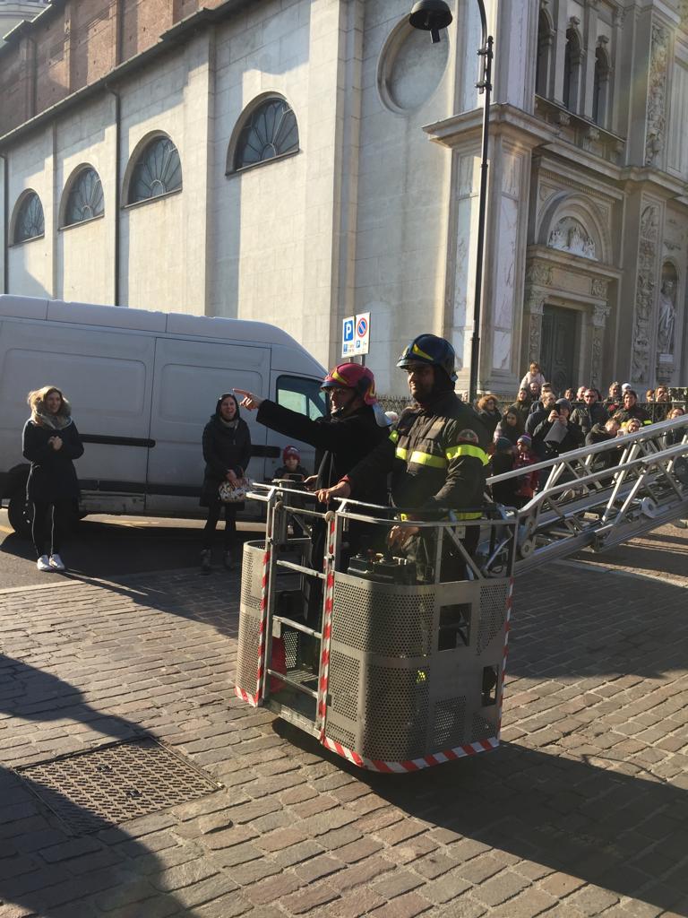 Don Giuseppe “pompiere”: va in cima all’autoscala