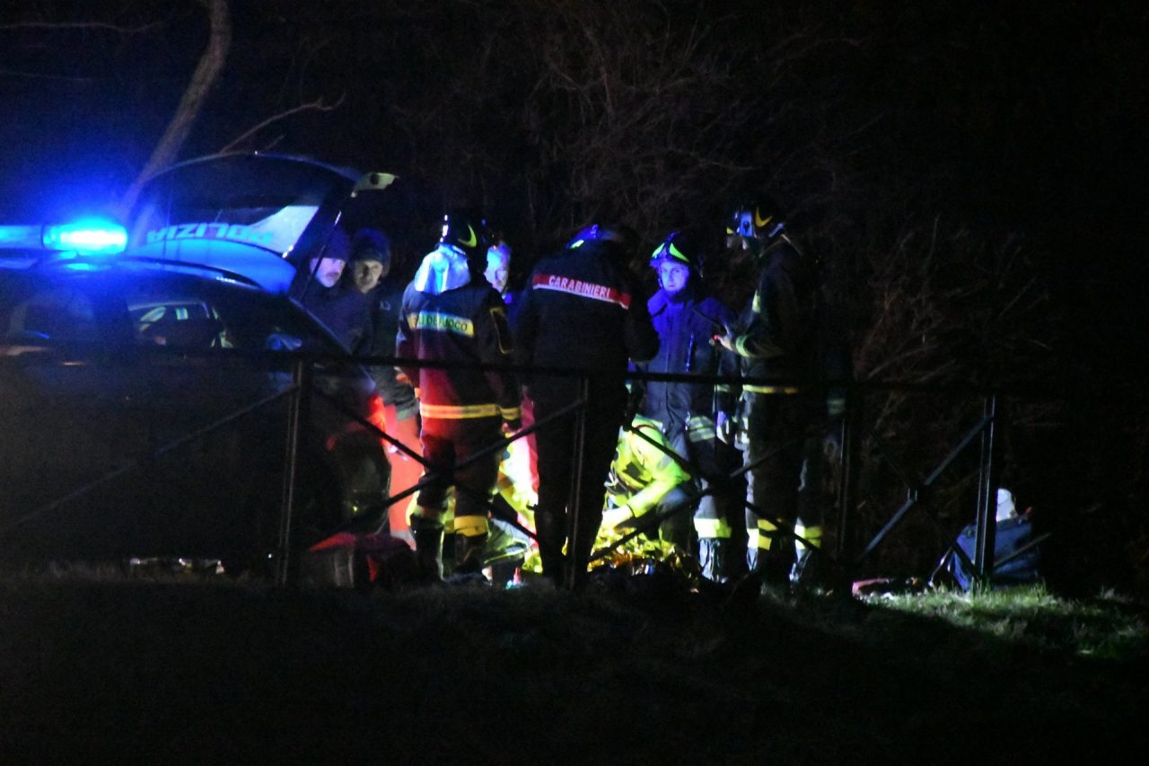 Uomo in fuga cade nel Naviglio, salvato