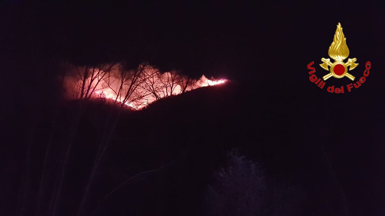 Fiamme sul Monte Martica, riaperta la Statale 233 FOTO