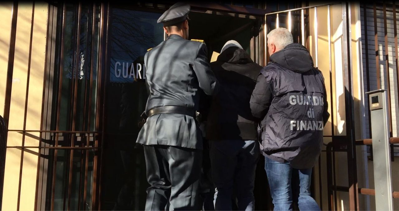 Falsi permessi di soggiorno e corruzione, 7 arresti