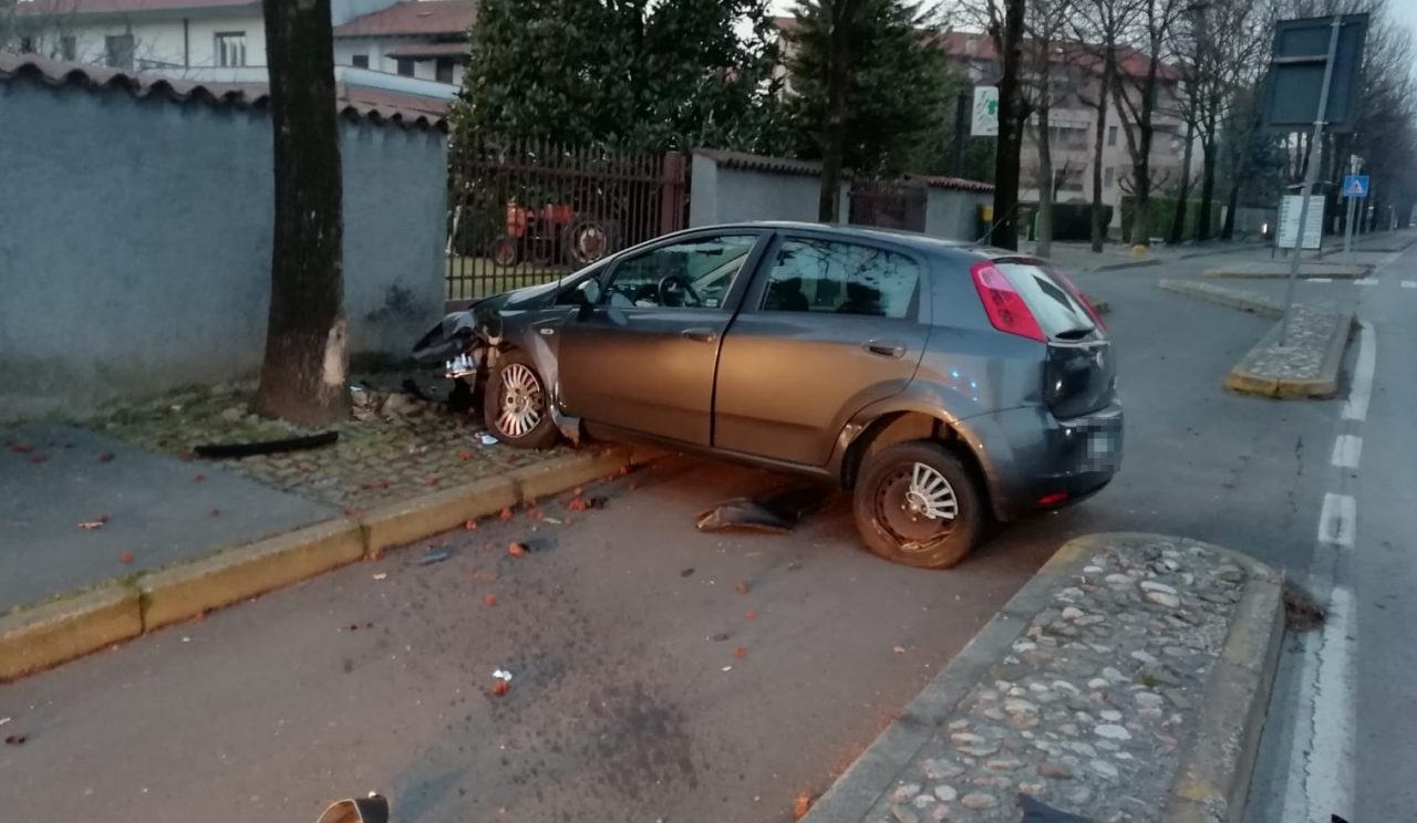 Furgone contro due auto, paura a Cerro FOTO